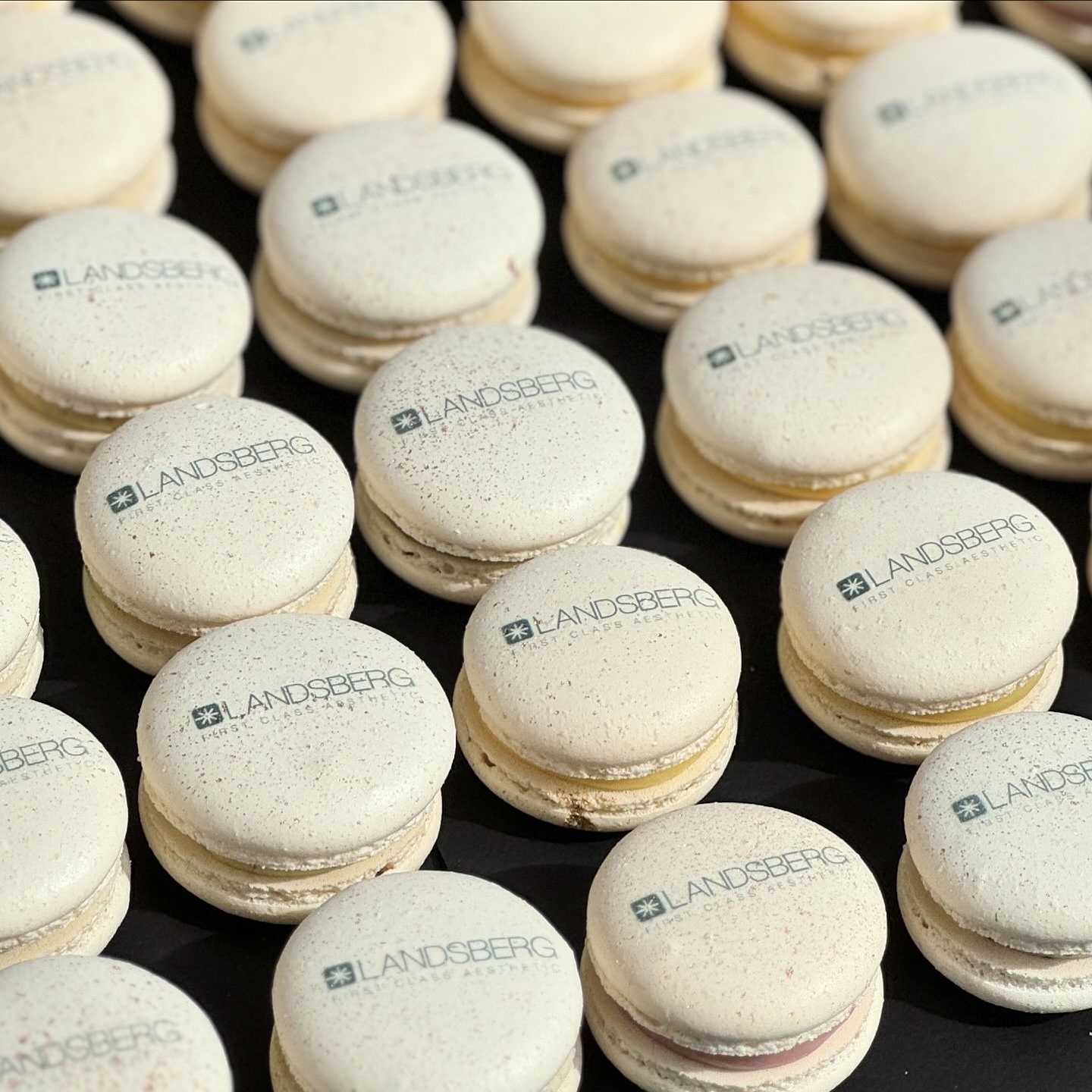 Lamour-Macaron-Landsberg-Macarons-Weiss